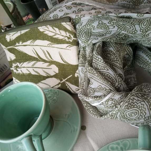 Artigianato artistico e abbigliamento e accessori e bigiotteria del commercio equo e solidale